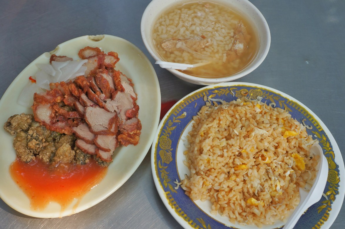 Breakfast in front of Cisheng Temple
